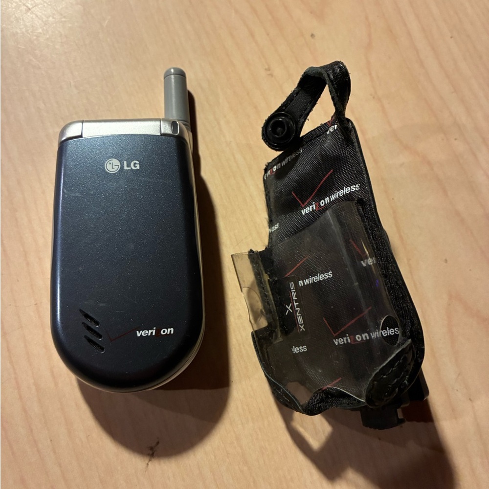 LG Flip Phone with Verizon Branding - Blue